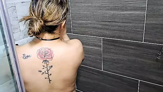 Üvey kız kardeşimi duşta kaydettim. Bölüm 1. Güzel bir vücudu var