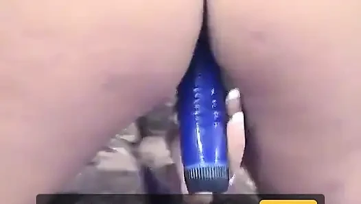 Büyük mavi dildo ateşli amatör bebek tarafından kullanılıyor