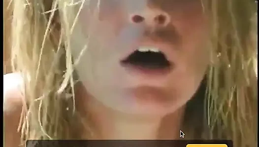 Küçük memeli açık gözlü sarışın genç kız havuz başında sikiliyor