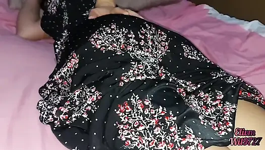 Üvey kız kardeş yatağında külotsuz
