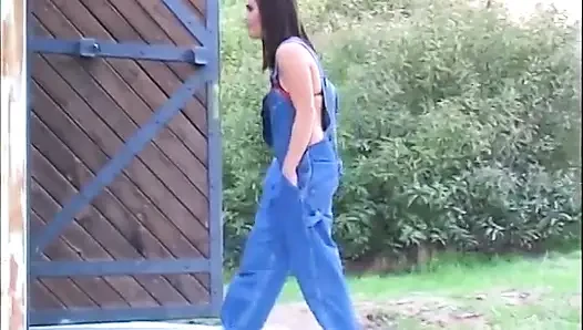 Büyük memeli muhteşem esmer bahçeye bakmak için kiralandı ama başka planları var