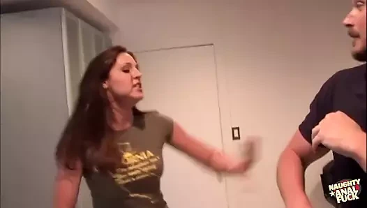 Salı oturma odasında kanepede anal göt öpüşme biseksüel üçlü seks zamanı