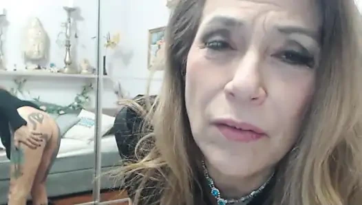 Kırmızı halı elbisemle beni sik