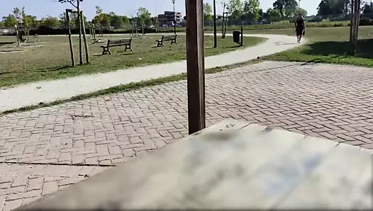 Öğretmen halka açık bir parkta bir öğrencinin yarağını sıvazlıyor - riskli seks