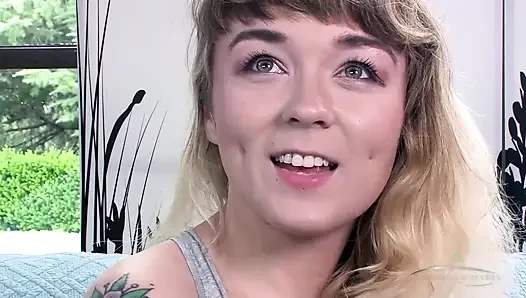 Çok kıllı Felicia Fisher gür amcığını ve kıllı koltuk altlarını gösteriyor sonra sert titreşimler alıyor