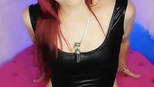 Sıcak üvey annenizi oturma odasında porno çekerken buluyor musunuz!!