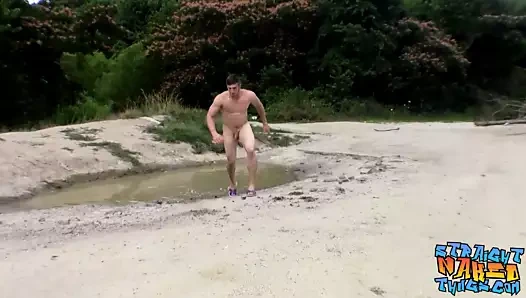 Uygun adam elijah şövalye açık havada bir gölün yanında kriko yapıyor.