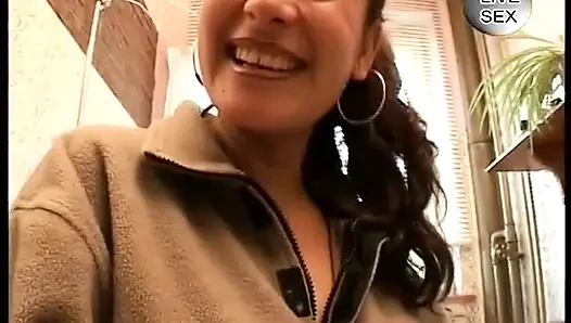 Orta yaşlı seksi sürtük banyoda yarak emiyor