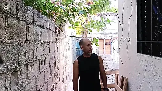 Aldatılan kocam pencereden dışarı bakarken komşumla seks yapıyorum. Komşumun büyük bir penisi var.