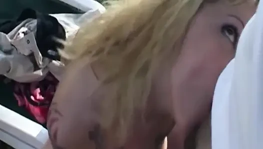 Dövmeli sarışın orta yaşlı seksi kadın açık havada esmerle kalın yarağı yalıyor