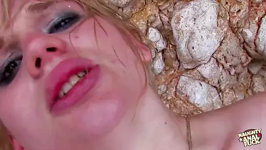 Sahilde mastürbasyon yapmak büyük götlü sarışını gırtlağına kadar almak ve anal seks yapmak istiyor