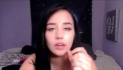 Mavi gözlü babasının kızı rol oynamayı ve ağzını tıkamayı seviyor