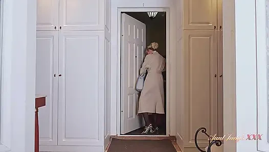 Auntjudysxxx - azgın orta yaşlı seksi kadın uçuş görevlisi Mishel otel odasında bir yabancıyla sikişiyor