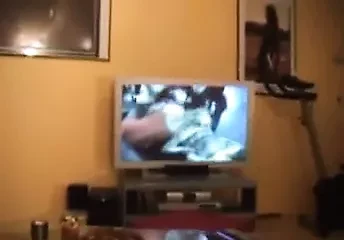 Azgın erkek ve kız kardeş porno birlikte izlemek ve can direnmek