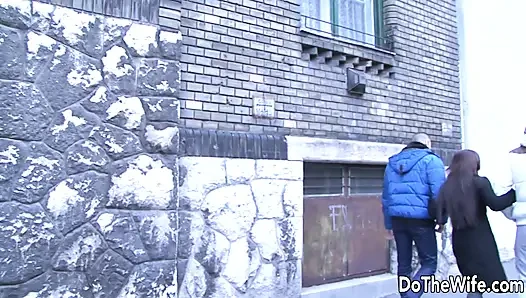 Aldatılan adam büyük zenci yarağı Nomi Melone'un götünü sikerken daha yakından bakmak istiyor