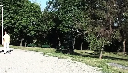 Azgın orta yaşlı seksi kadın açık havada ıslak kanepede sikişiyor