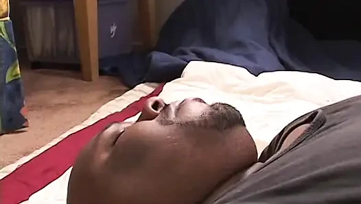 Siyah kel Palooka dolgun zenci ev hanımı Kira'nın büyük göğüslerini ve pembe kıyafetli büyük garajıyla sikiyor
