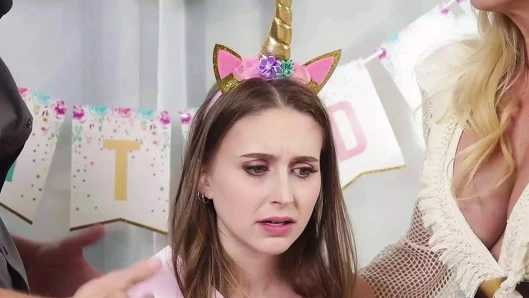 Üvey anne Brandi Love, Laney Grey'e 18. doğum günü için üçlü seks yapıyor - familystrokes