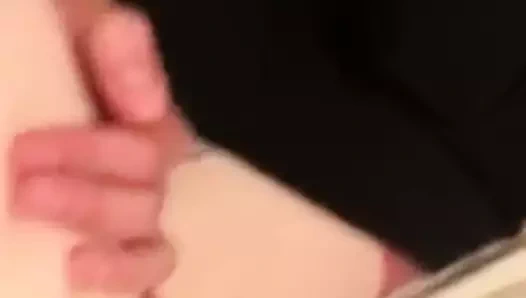 genç kız oynuyor
