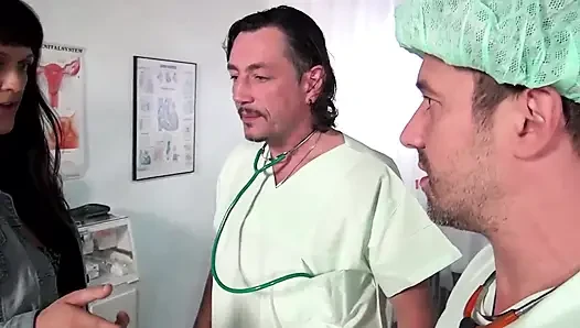 Hastanede amcık kontrolü... Üçlü amcık sikişi