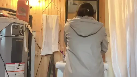 Hana mutfakta yemek pişiriyor sonra amcık işemek için sabırsızlanıyor