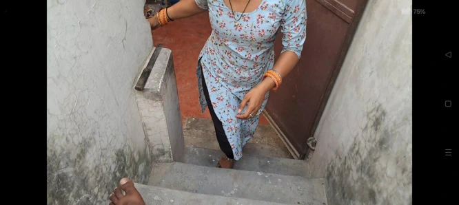 Ateşli Hintli nabour kız çok iyi yarak emiyor ve ağzına sıcak döl alıyor