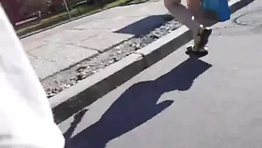 Chernigov sokaklarında büyük kıçları yakalamak.