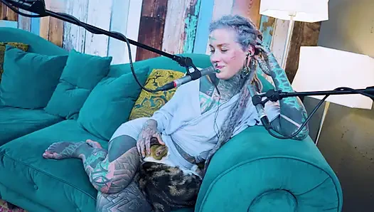 E - empati hakkında konuşuyorum - asmr podcast sfw konuşuyor gotik sıska kız dreadlocks dövmeli model dövmeli kız