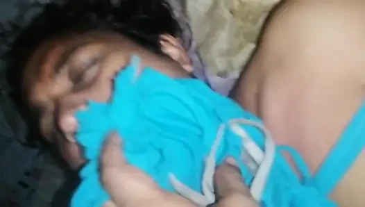 Kulüpte Orta Yaşlı Seksi Kadının Götünü Sikiyor