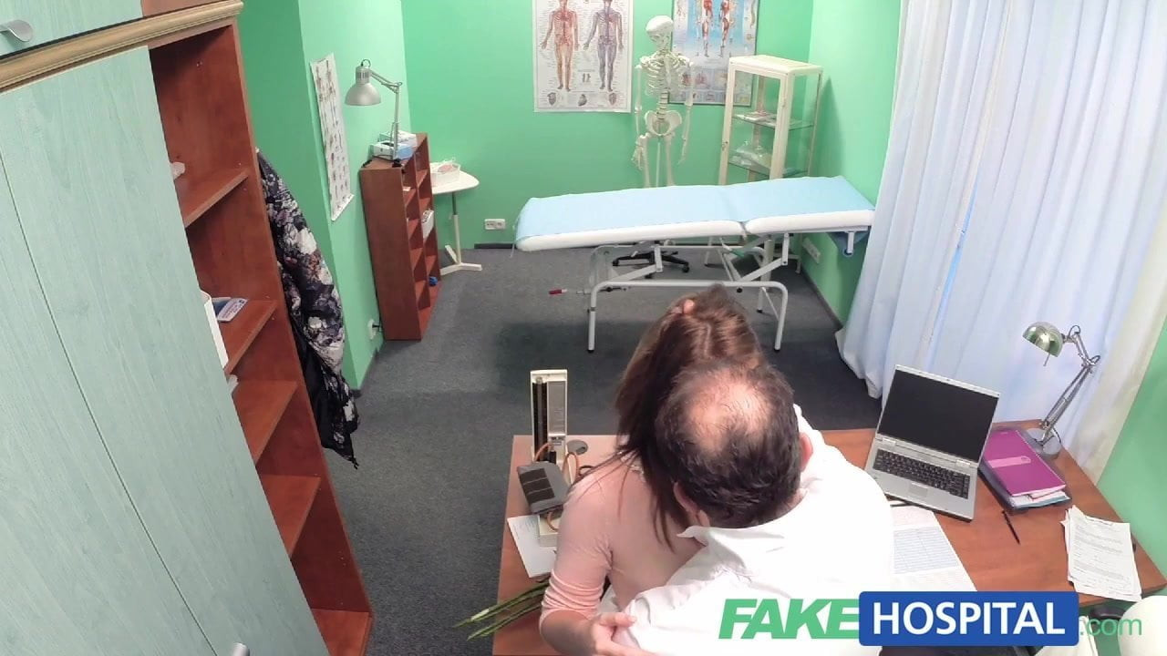 Fakehospital tatlı doktor sevgililer günü çiçekleri verir