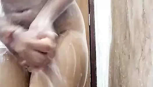 Pencaplı 20 yaşındaki kız tuvalette kıyafet değiştiriyor