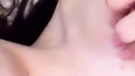 Latin alır çıplak ve gösterir kapalı onu vücut