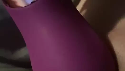 Vibratörüm klitorisimi okşarken seni düşünüyorum