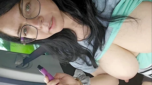 Sürüş sırasında çıplak vaping ve meme uçları oynuyor