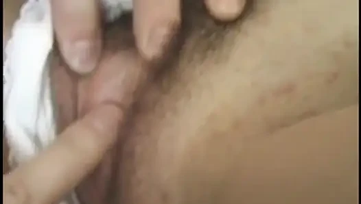 Küçük memeli şehvetli genç kız sert bir direğe oturuyor ters kovboy kız