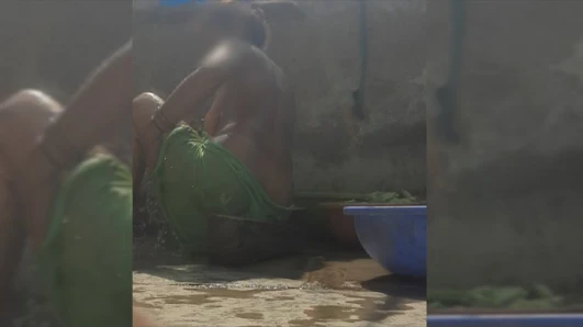 Üvey ablasının kızı anne amcasının evinin açık banyosunda küvette çıplak banyo yapıyor