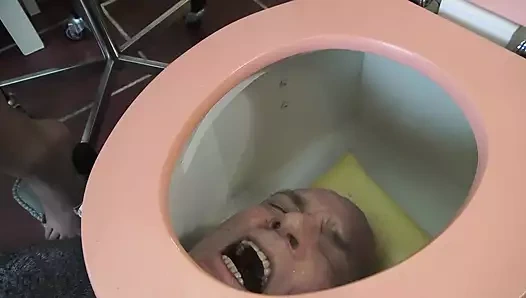 Tuvalet kölesi ayak işkencesi