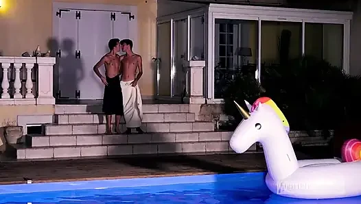 Gece twink üçlü sekste bir panter