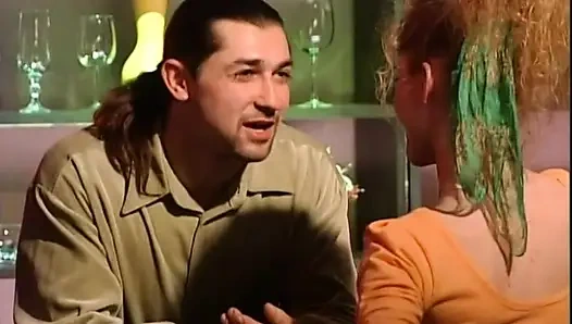 Bilardo salonundaki üç kız arkadaşın en cesuru patron dj'den sakso çekiyor