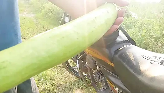 Bugün ormana gittim ve mastürbasyon yaptım ve spermi götüme soktum.