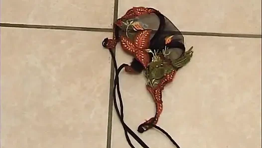 İri göğüslü olgun orta yaşlı seksi kadınlar vahşi grup oyununda teşhir ediyor ve parmaklıyor