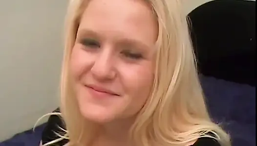 Şişman orta yaşlı seksi kadının amının içinde büyük bir siyah yarağa ihtiyacı var