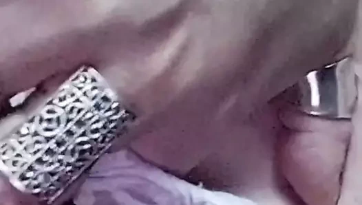 Chapina acaricia sus pezones