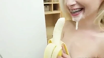 Sürtük sarışın muz yemek ve süt içmek