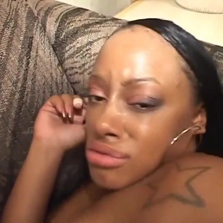 Черная девушка с огромной задницей трахается в киску... сперма в рот