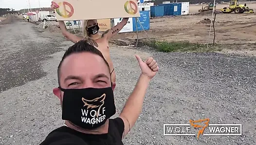 Tesla protesto! Daha büyük bir iyilik için çıplak! Kitty Blair tamamen çıplak gösteriyor!