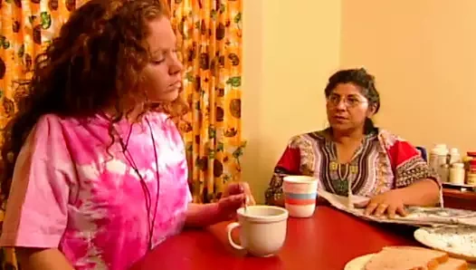 Büyük memeli kadınları içeren sıcak ve sapıkça bir seks sahnesi