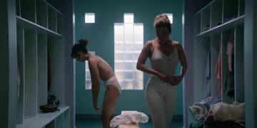 Alison Brie. Betty Gilpin -glow s1e01