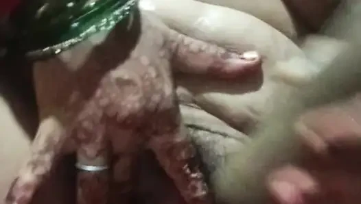 Hintli köylü ev hanımı çitalayan koca genç erkek arkadaşıyla görüntülü görüşme yapıyor