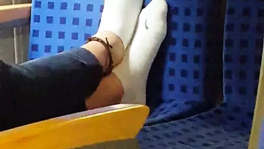Tren 1'deki beyaz çoraplar
